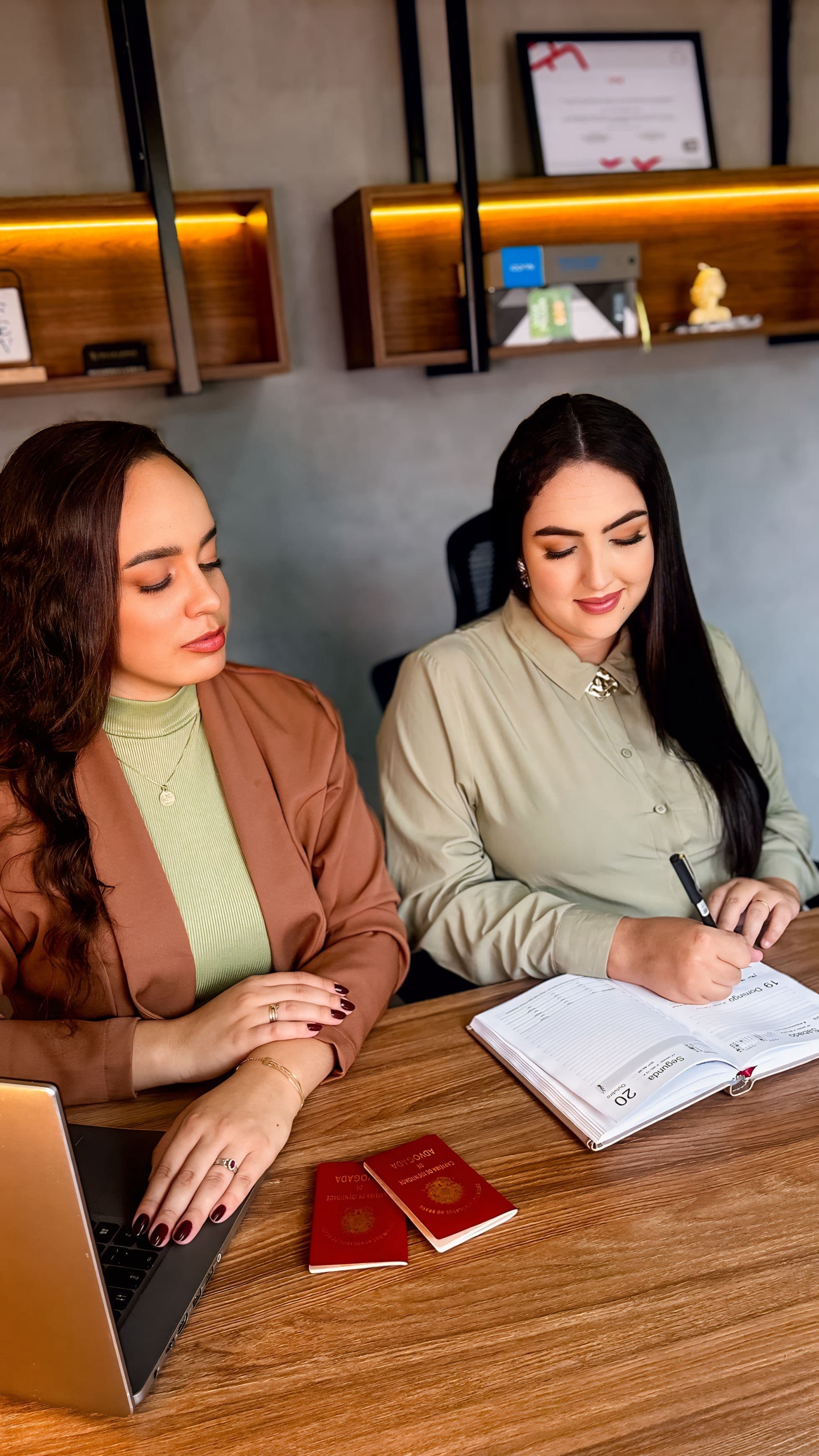 Advogadas da Lanna & Barbosa analisando documentos durante o trabalho