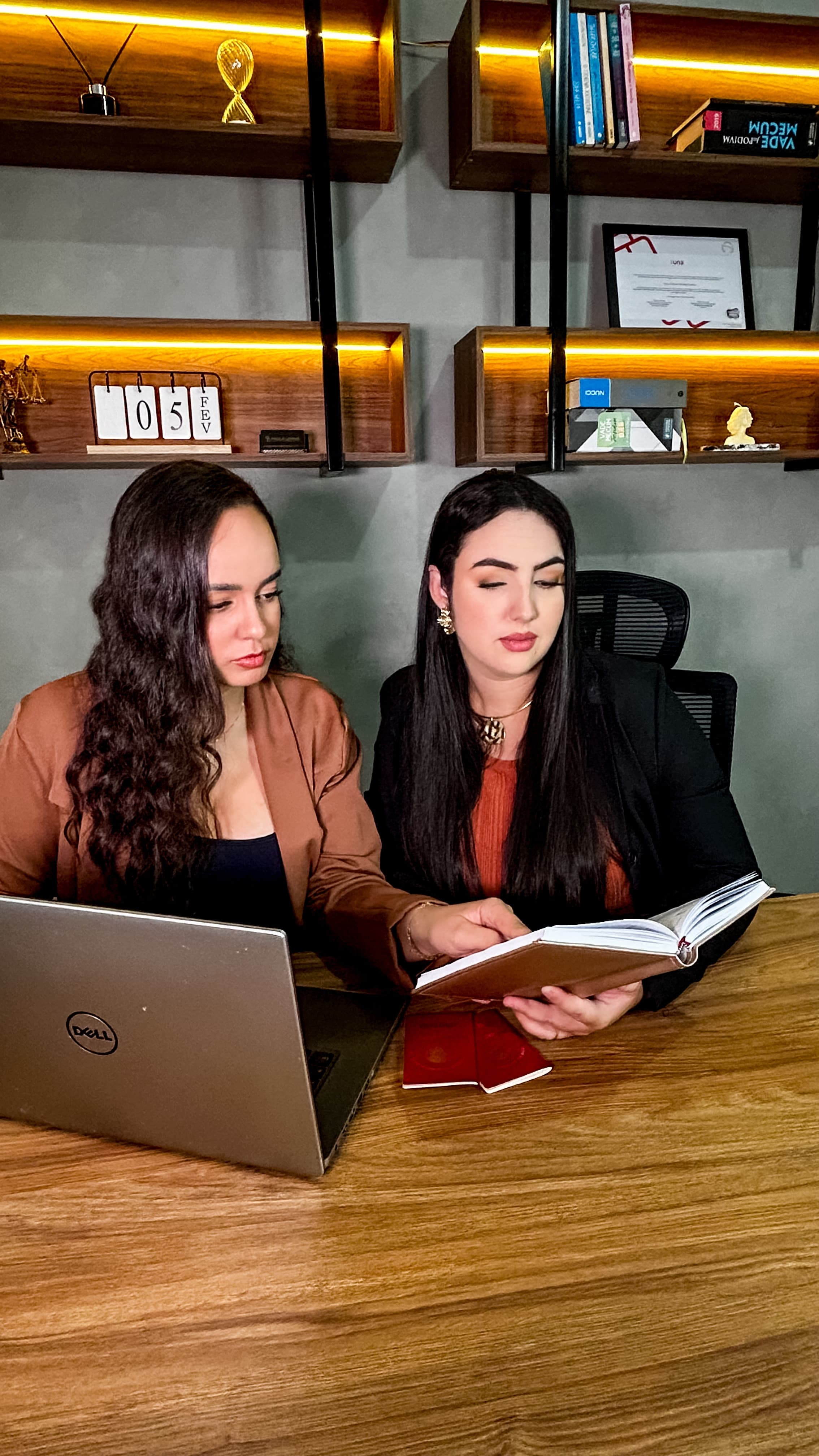 Advogadas da Lanna & Barbosa analisando documentos durante o trabalho